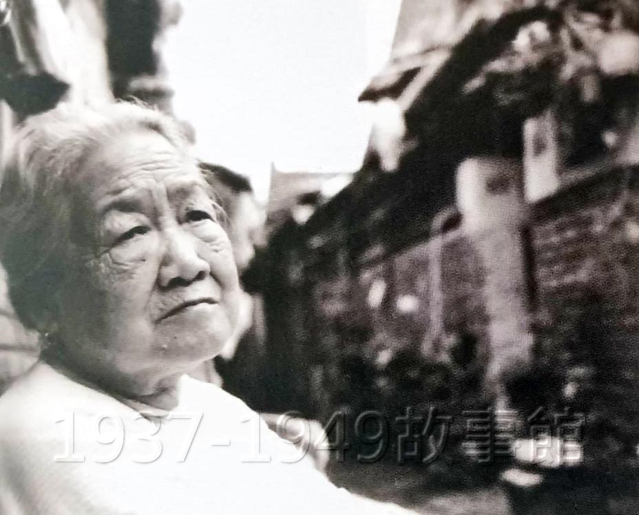 圖四 李媽媽在四四南村留影。李富城說自己一直是媽媽的跟班,從沒有長時間離開過她。自己的廚藝是跟媽媽學的,媽媽更影響了他的為人處事、生活型態。