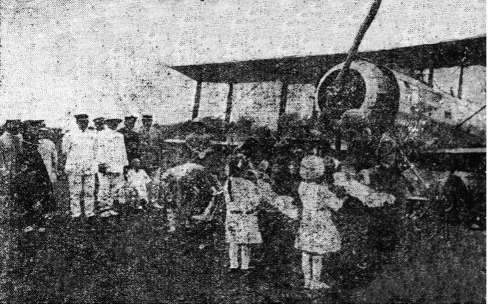 圖一 1925年「警察航空班」兩架飛機在宜蘭金六結練兵場降落,受到官民歡影迎,圖中兩位小女生向飛行士們獻花。(原圖刊載於1925年5月14日《台灣日日新報》第2版)