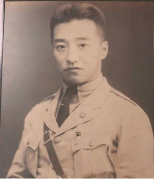 圖二 馮庸， 奉系元老馮德麟的長子，是和張學良一起長大的朋友。馮庸曾擔任奉天航空處參事、中央航空署參事兼所長。[3]1927年創辦中華民國與中國東三省第一所西式大學馮庸大學，學生可完全免費入學讀書。馮庸的女婿為知名小說家、漫畫家牛哥（李費蒙，1925-1997）。（來自維基共享資源，公有領域）