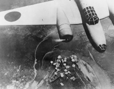 圖二 1940年6月16日,日軍隨軍記者在轟炸機上拍攝,發表在《朝日新聞》上,從飛機上俯拍的日軍轟炸渝中半島(渝中區俗稱)的照片。從照片上可以看到剛投下炸彈爆炸的景象。(取自:維基共享資源,公有領域)