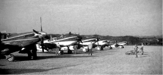 圖三 1945年美軍76戰鬥中隊在貴州黃平縣舊州機場(Laohwangping Airfield)配備的P-51戰鬥機。(來自維基共享資源,公有領域,USAAF;SDASM Archives。)