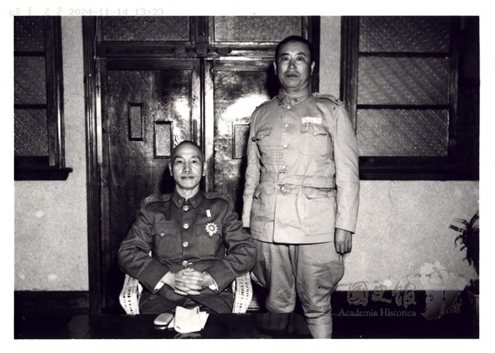圖二　李振清（右）為山東清平人，於民國38年（1949）5月至41年（1952）2月擔任澎湖防衛部司令官，其任內的38年7月13日，爆發強徵山東流亡學生入伍的「七一三事件」。圖為39年（1950）蔣中正與李振清的合影。（來源：國史館）[3]