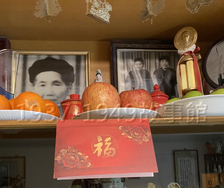 圖一 向明和照片裡的父母拜年。(取自向明臉書)