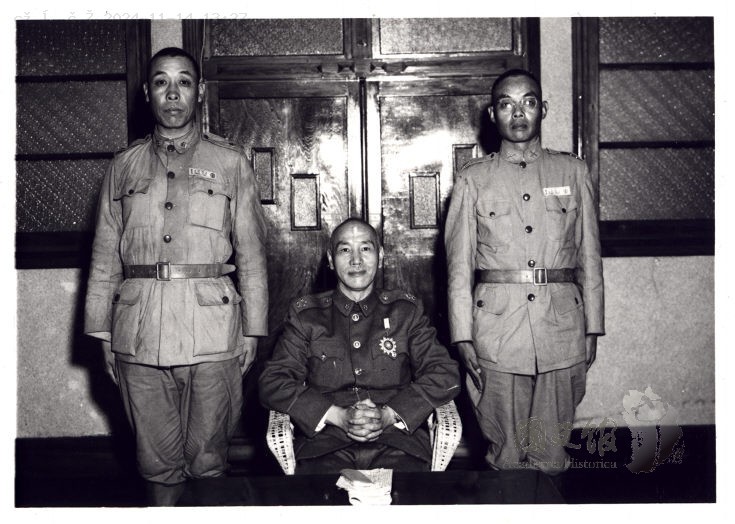 圖五　40軍39師副師長羅延瑞（左）被派至廣州，準備送山東流亡學生去澎湖。圖為民國39年（1950）蔣中正與澎湖駐軍高級將領羅延瑞、鄭裕如（右）合影。（來源：國史館）[4]