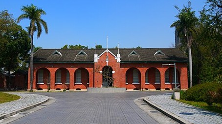 圖三　國立成功大學台灣文學系系館，前身為日軍台南衛戍病院，被中華民國政府接收後，曾數次更名，如民國44年（1955）改編為「陸軍第四總醫院」。作者即在此年6月於該醫院接受軍醫訓練一年半。（來源：維基共享資源，Hsiaochenan，CC BY-SA 4.0）