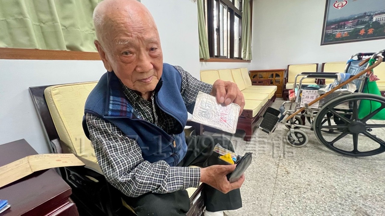 圖一　孫國喜104歲，是桃園榮家的一個珍寶，常接受中外媒體採訪，為國軍抗戰做見證。他至今身體狀況良好，面色紅潤，說話中氣十足，雖坐輪椅，也可以自行走路移動。
