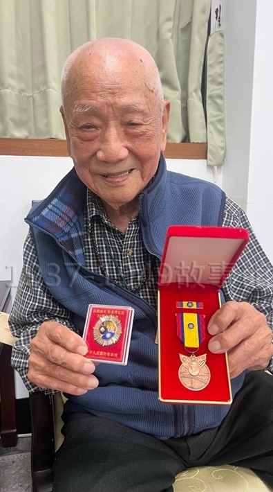 圖五　中華民國國防部致贈的抗戰勝利暨台灣光復70週年紀念徽與抗戰勝利紀念章，受贈老兵都奉為至寶，因為這是國家給他們的肯定。