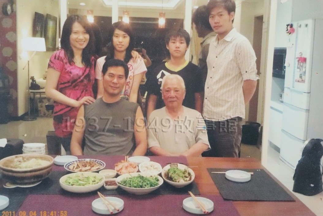 圖八　孫國喜說他這一輩子最快樂的，就是結婚生子，至今一家八口四代人。前排左一為其兒子，後排分別為兒媳和孫子女（攝於民國100年9月4日）。