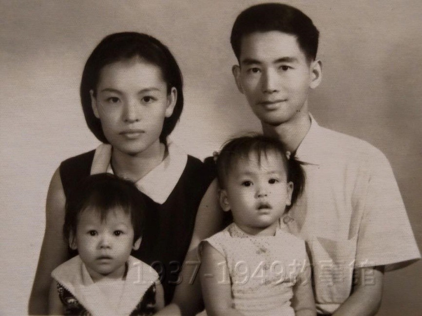 圖一 向明與家人的合影。