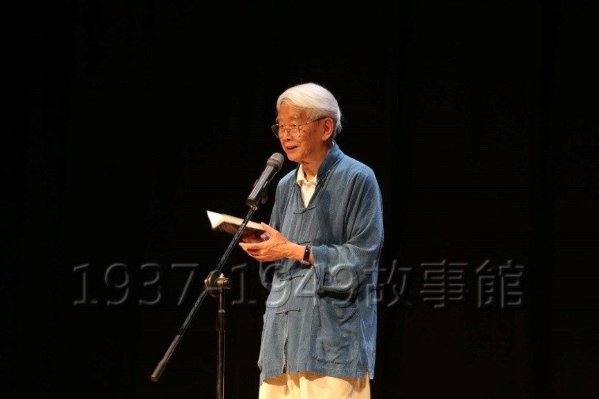 圖二 二○○五年,向明穿著母親做的藍布大褂,參加台北國際詩歌節。他兩岸交流後返鄉探親,帶回了母親遺留的這件藍布大褂,其珍貴之處是連做成大褂的這塊布,都是母親自己做的。
