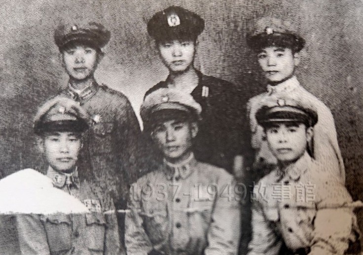 圖六 汪浩(前排右一)與入伍同學在南京相聚。張坤成翻拍自《江海浮沉》