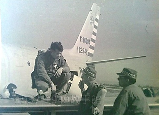 圖二 1955年,時任五大隊大隊長的喬無遏,正在和美軍顧問討論F-86的前翼技術問題;不久之後,座機因前翼(slat)不能收起,造成飛機在士林上空失事,當時兒子僅三歲。