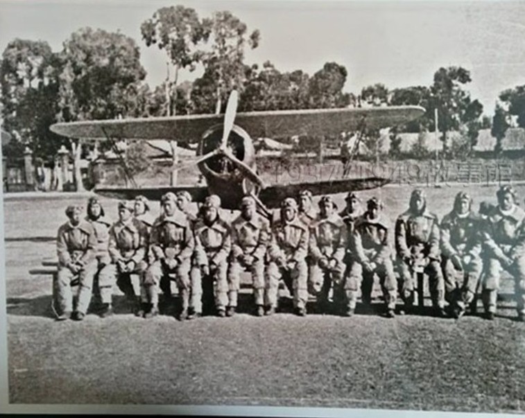 圖四 中央航校高級班與霍克二型戰機(喬無遏將軍後排左一)。