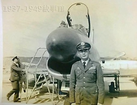 圖五　喬無遏將軍，背後是美軍提供的F-86D全天候軍刀機，F─86D是國軍使用的第一批噴射型戰機，喬無遏是第一位大隊長。