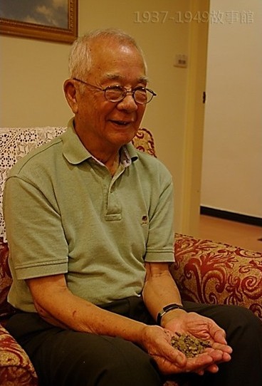 圖七  老將軍手上捧著一把土，笑得很開心；這把土是他特別由當年駐防的舊芷江機場帶回來的。