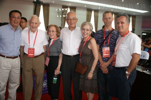 圖八  作者、父親喬無遏和當年戰友Harold Javitt一家祖孫三代在老芷江機場見面，大家「抱了又抱，照了又照」。「誠如這些老鬥士經常說的：『我們都是死過好幾回的……』；「他們早就置生死於度外，但卻都承受不了每次老戰友見面，人數愈來愈少的事實。」[8]