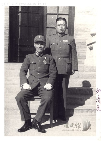 圖六　1946年邱清泉出席軍事復員會議，與蔣中正合影。（來源：國史館）[15]