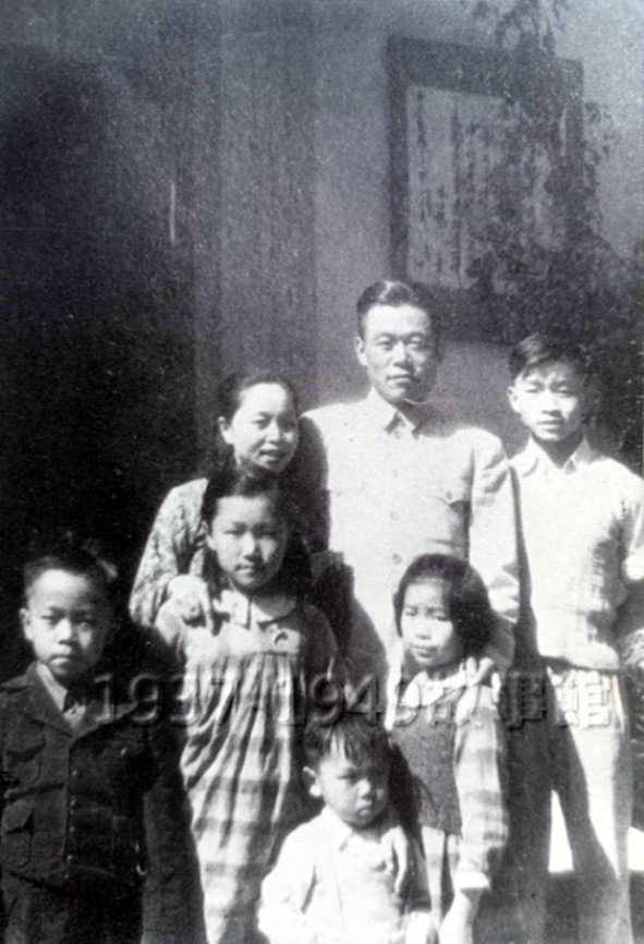 圖一 邱清泉將軍在昆明寓所與夫人葉蕤君、子女合影。(羅國蓮翻拍自《碧血丹心》)
