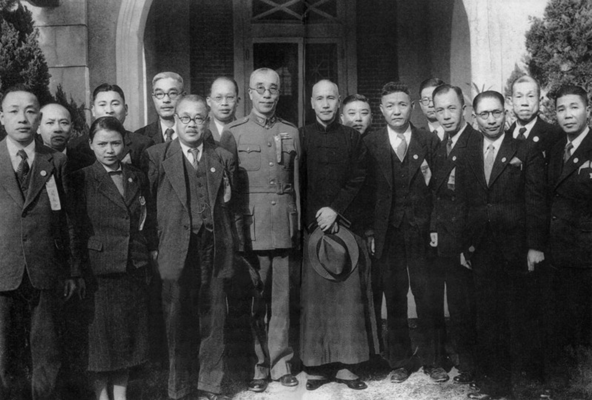圖一　台籍制憲國大代表與時任國民政府主席蔣中正合影（圖片來源：維基共享資源，公有領域，擷取時間：20250703)。