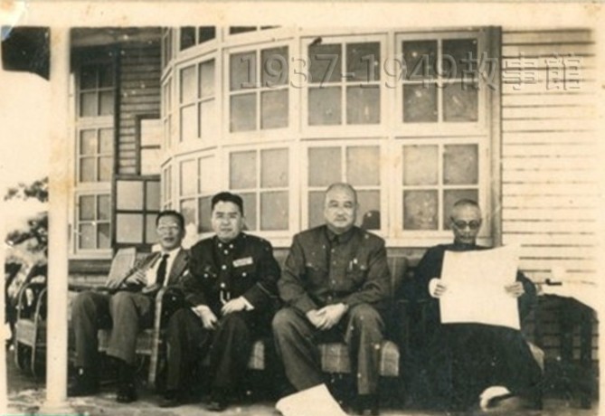 圖一  1946年6月，時任台灣省行政長官的陳儀（中右）、基隆要塞司令史宏熹（中左）與陳儀的高級顧問沈仲九（右一）等攝於基隆要塞旭丘指揮所。