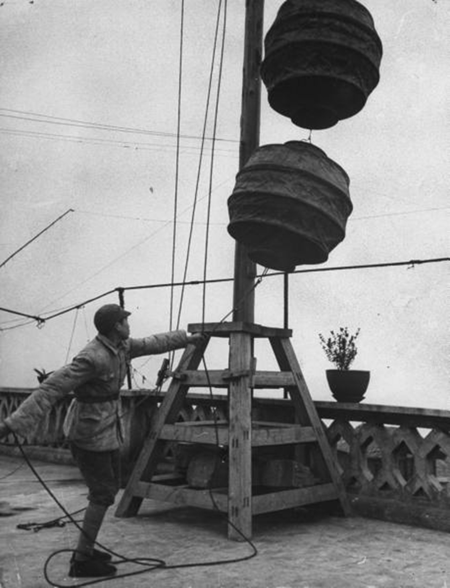 圖一  1941年2月，重慶大轟炸時期的緊急警報燈籠。（圖片來源：https://commons.wikimedia.org/wiki/File:0964.a.1952.tif，攝影：Carl Mydans）