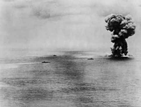 圖二  1945年4月7日，日本帝國海軍最大的戰艦「大和」在沖繩島附近被攻擊後，爆炸沉沒，並冒出大量濃煙。在附近的三艘船艦之一便是雪風號。（來源：維基共享資源，公有領域）