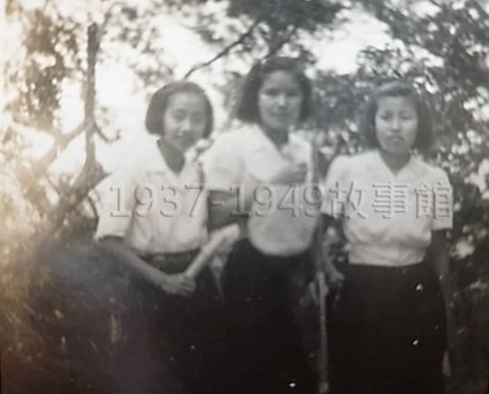 圖一 傅黃如雪(中)就讀彰化女中時期與同學合照。