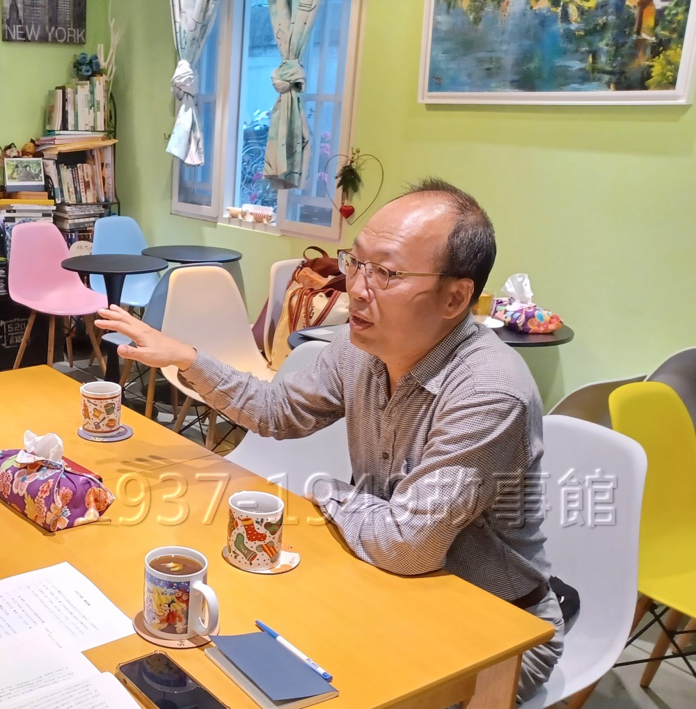圖十一　曾明財在彰化閱來香文創書屋，和我們分享父親曾金海的故事。（羅國蓮拍攝）