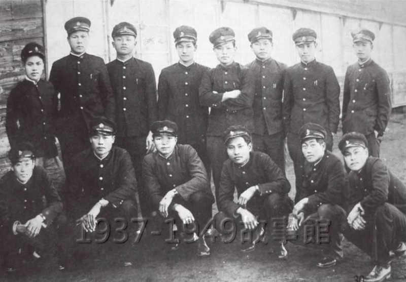 圖四　航空廠工員。前排左三的巫乾龍先生，是曾金海後來在台中水湳第三飛機製造廠的同事兼好友。巫先生畢業自日本鹿屋航空學術專科班，專長液壓，回台灣後在高雄岡山日本海軍第61航空廠任職。[3]