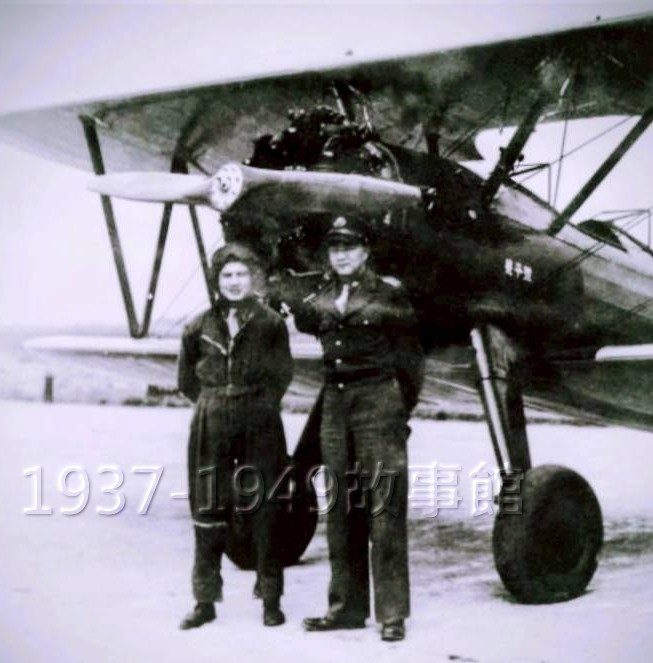 圖七　1948年2月，第一架PT-17教練機在台灣試飛成功，第三飛機製造廠廠長雲鐸（右）與試飛員合影。