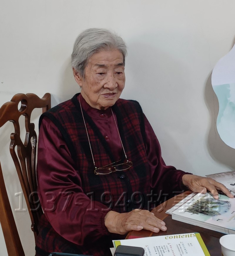 圖一　于茄輕女士回憶七十多年前一個心痛的夜晚。（羅國蓮拍攝）