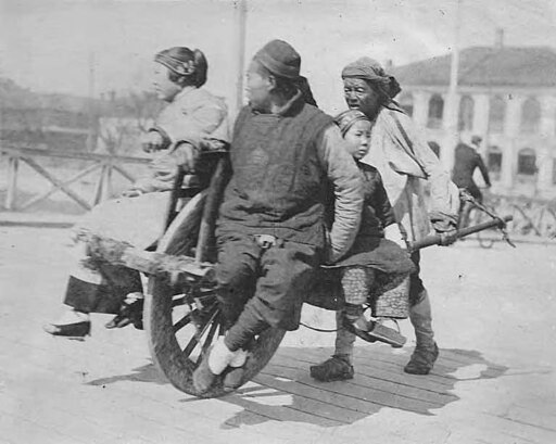 圖三　承載著多名乘客的中式獨輪車，約攝於1898年至1904年。于茄輕就是坐這種獨輪車離開老家的。（來源：維基共享資源，公有領域）