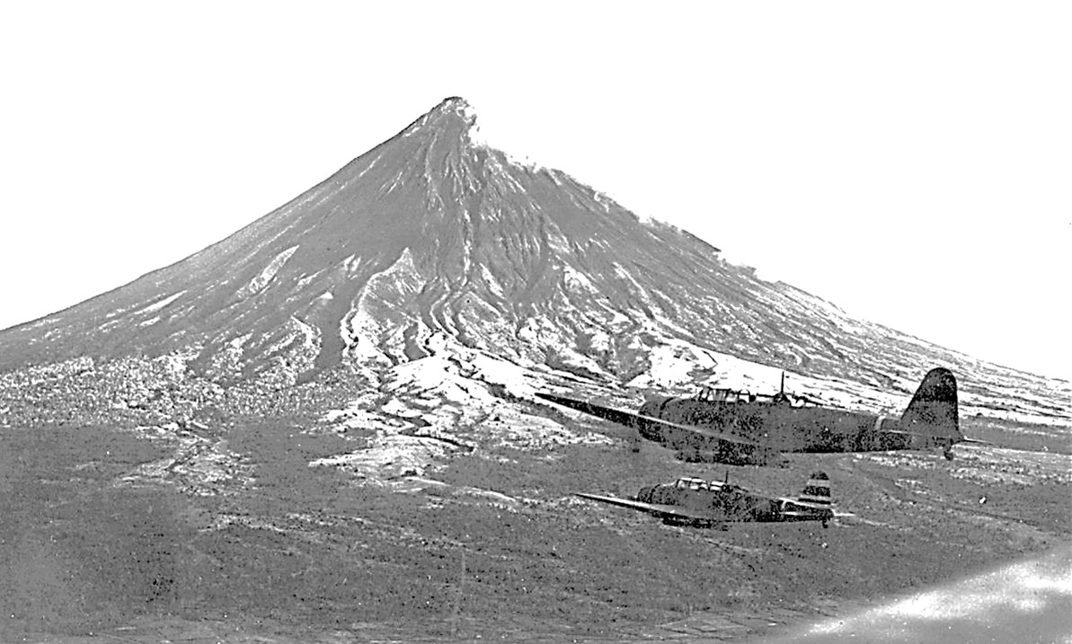 圖十　1941年12月12日，日本九七式艦載機編隊飛經馬榮Magon火山旁，對菲律賓呂宋的Legaspi進行攻擊。（維基共享資源）
