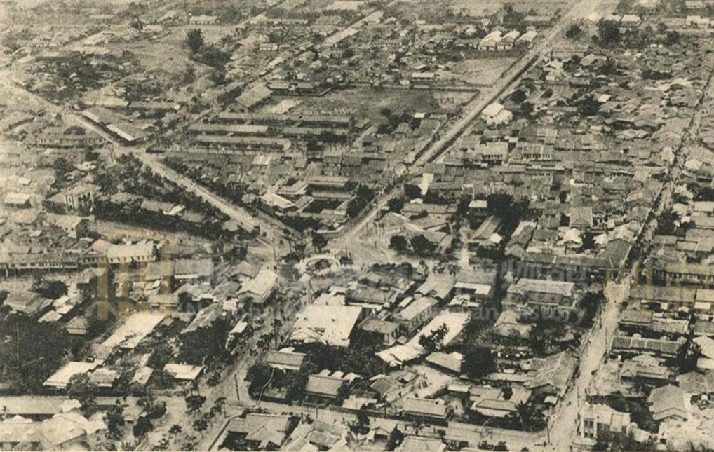圖二　嘉義市街空拍圖，中間圓環為著名的「嘉義噴水」。（《臺灣寫真帖》臺灣寫真會編纂發行）
