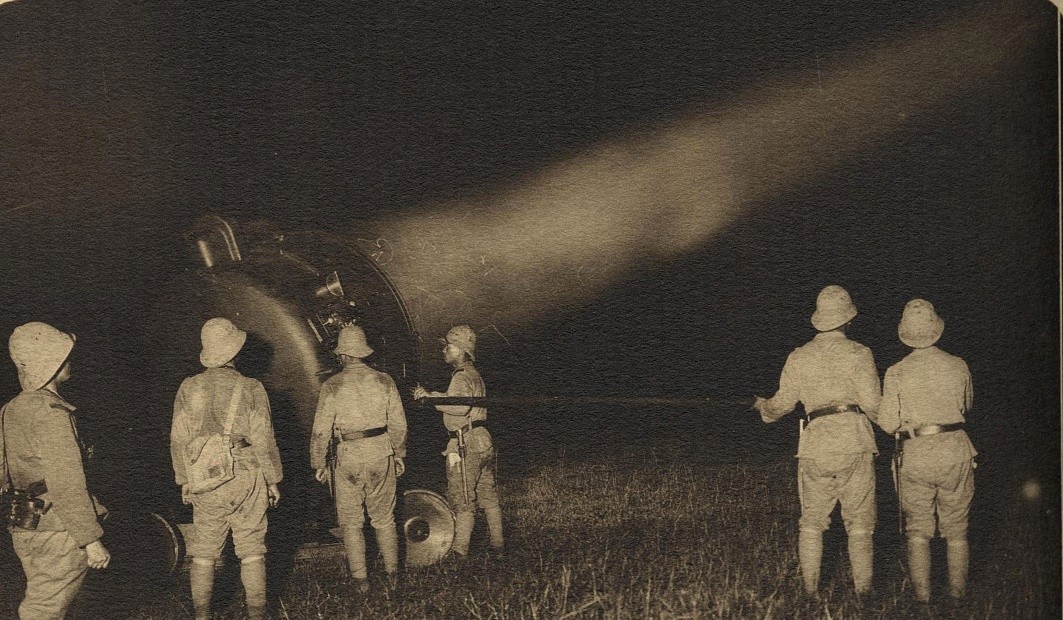 圖三　台灣軍為增加空防能力，配置圖中10億燭光的探照燈，防止盟軍夜間攻擊。（臺灣軍特種演習寫真帖）