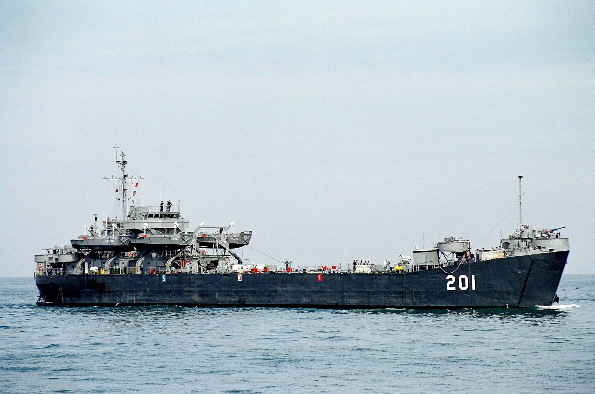 圖六　「中海軍艦」即中華民國海軍中海號戰車登陸艦（LST-201），是一艘美國二型LST-542級戰車登陸艦，民國35年（1946）移交中華民國海軍後命名為「中海」號。（來源：維基共享資源，公有領域）