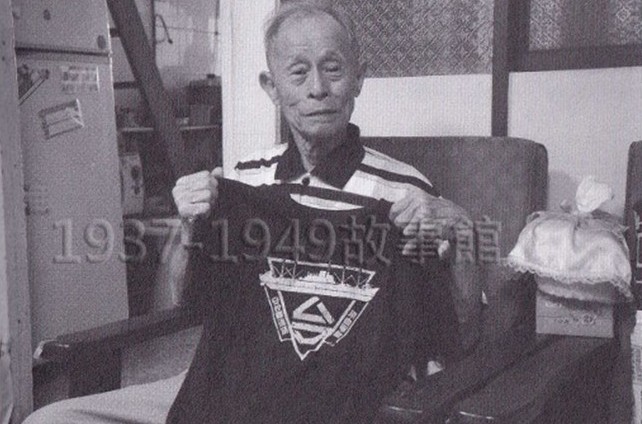 圖五　本文作者陳柏棕於2015年致贈護國丸T-shirt給盧金水先生。（圖片來源：《護國丸：被遺忘的二戰臺籍海軍史》）