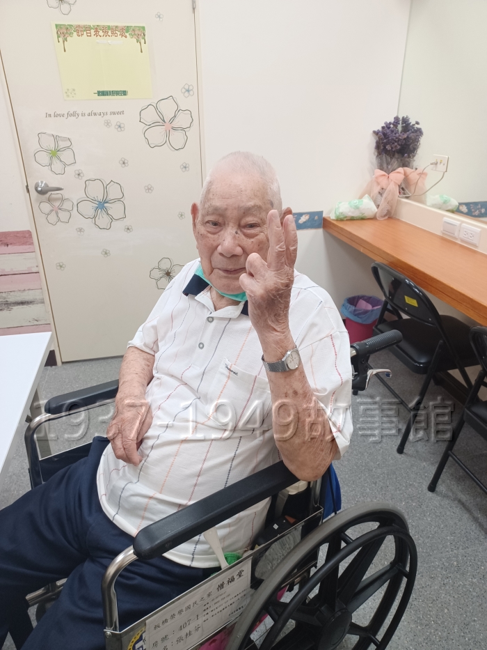 圖一　99歲（民國16年生）的張桂芬聽到要拍個人照，立刻比了一個很流行的「YA」手勢。