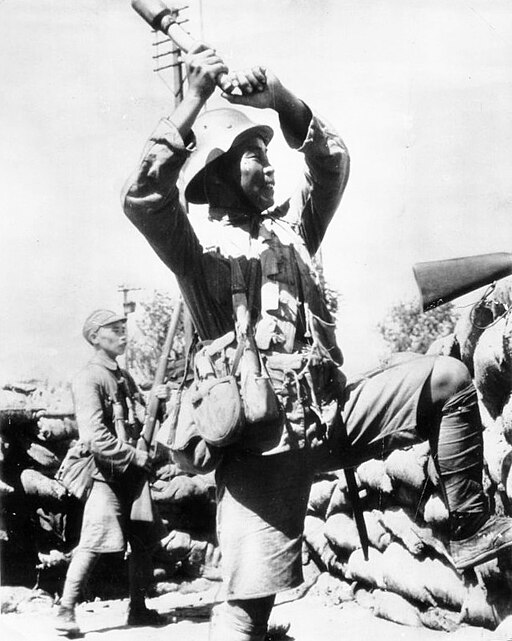 圖四　正在使用柄式手榴彈的國軍士兵，約民國20年代（1930s）。柄式手榴彈是二戰時期國軍常用的手榴彈，至遷台初期還曾短暫使用。張桂芬受訓時使用的則是卵形的手榴彈。（來源：維基共享資源，公有領域）