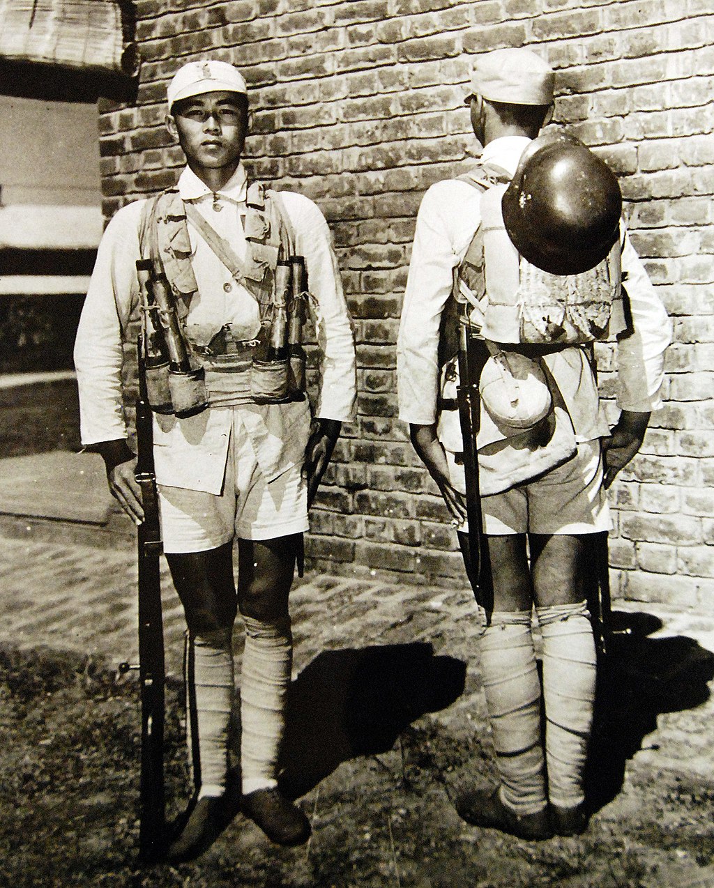 圖五　身著野戰服、全副武裝的國軍士兵，約民國31年（1942）。士兵打綁腿可有效減輕長時間行走所帶來的腫脹、痠痛，從而增加行軍里程，也可以保護腿部不受傷害。（來源：維基共享資源，公有領域）