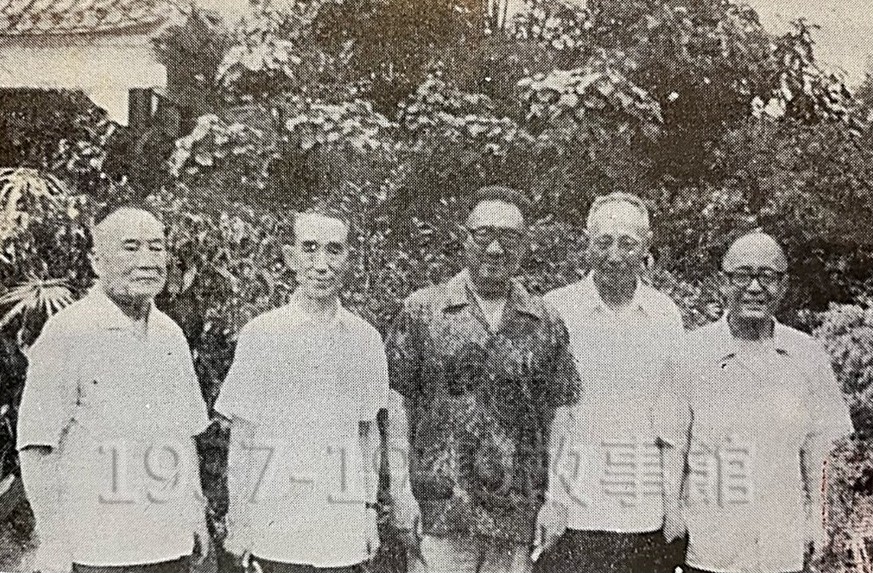 圖一  作者喬家才先生（右二）與他抗戰時期共事的老同志。