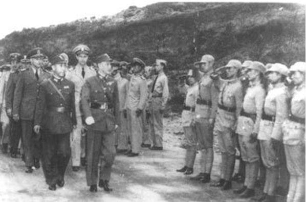 圖一　1940年代的戴笠（左）和蔣中正（右）。作者喬家才服務的單位軍統局由戴笠管理。（來源：維基共享資源，公有領域）