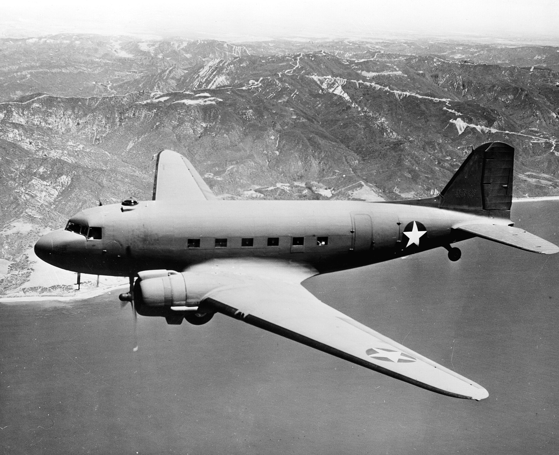 圖二　和出事飛機類似型號的C-47。1946年3月17日於南京岱山發生空難，機上20人無一幸免，包括戴笠。（資料來源：USAAF，維基共享資源，公有領域）