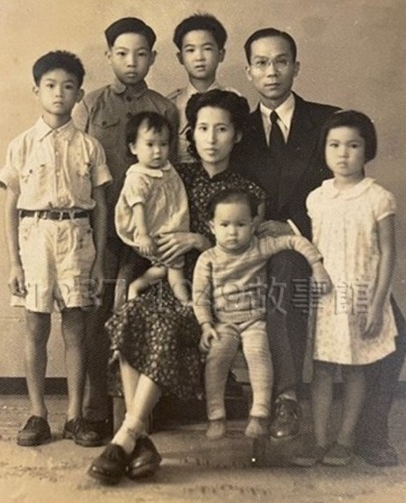 圖一　民國34年伍世文先生（後排站立右一）全家攝於廣州，母親手裡抱著的是逃難途中出生的六妹。