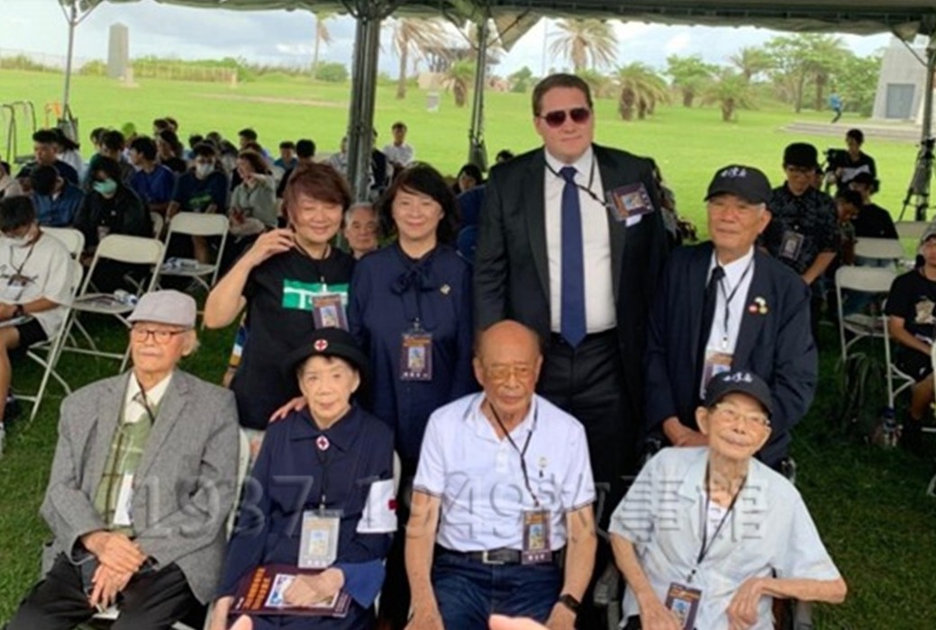 圖八　2025年9月7日由高雄市關懷台籍日本兵文化協會主辦的第二次世界大戰結束80周年紀念活動，台灣的四位台籍日本兵與少年工，前排左起為日軍軍屬楊馥成、日軍赤十字看護兵廖淑霞（2026年去世）、海軍特別志願兵陳金村和高座少年工葉文懷皆出席紀念會，美國在台協會高雄辦事處處長張子霖（Neil Gibson）（後排右二）也參與了紀念活動。（王惠美攝）
