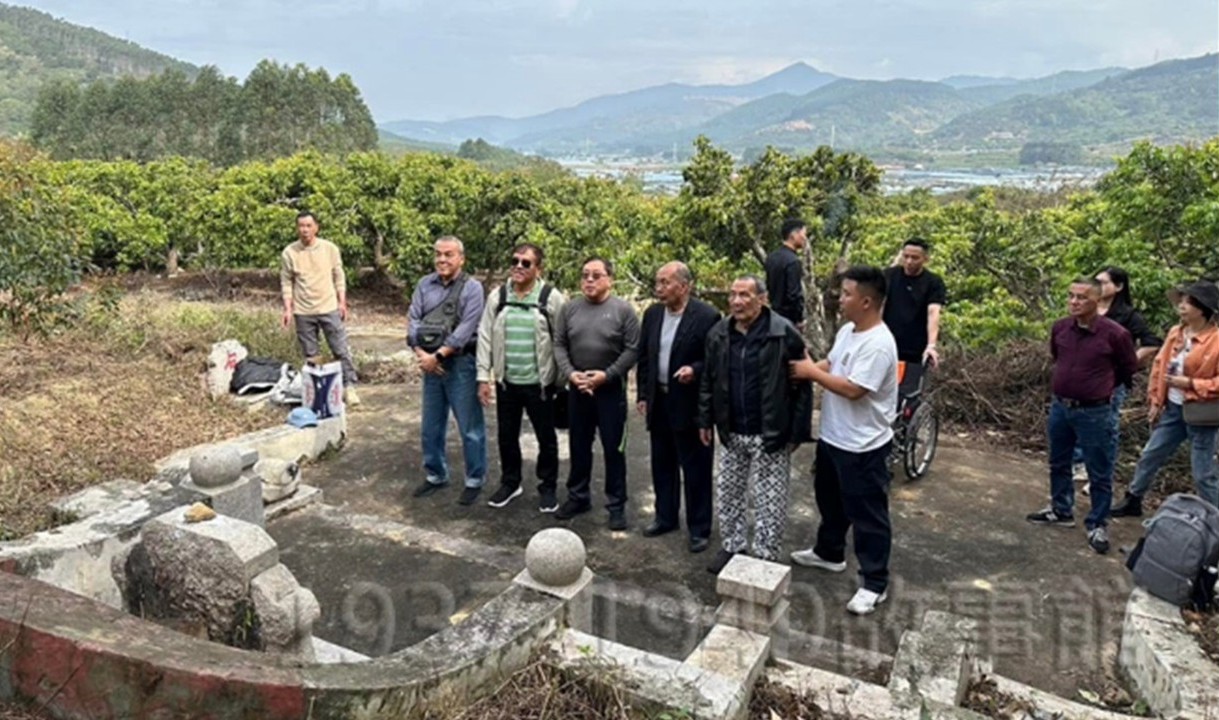 圖一　許家五兄弟回鄉為父親許植基先生掃墓，由右二至左，大哥許培坤（1941）、二哥許培光（1947）、三哥許培山（1956）、四哥許培川（1958），及小弟許培德（1962）。