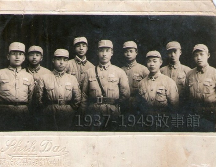 圖四　青年軍209師的同袍，左一為許植基。