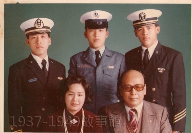 圖八　許植基與在台家人合影：妻子李碧珠，兒子海軍中將許培山（後排左一）、次子海軍上校許培川(後排右一)、以及三子空軍中校許培德（後排中）。三子現在都已退伍。