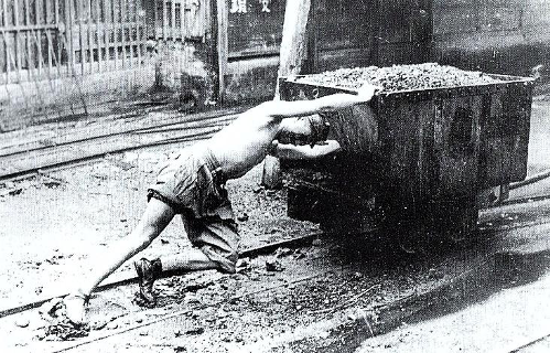 圖七 1946年2月，愛德華茲（Jack Edwards）在香港戰犯審判調查組克羅斯利（James Frederick Croseley）少校帶領下，回到金瓜石戰俘營示範當年戰俘推礦車情景⁹。