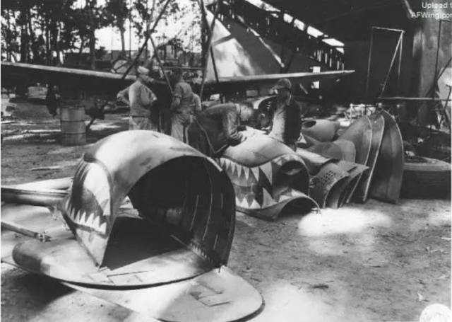 圖二 壘允廠組裝的P-40B型戰鬥機。壘允廠生產了包括霍克Ⅲ型、霍克-75型、CW-21型、P-40型在內的數種戰鬥機及教練機等。(來源:維基共享資源,公有領域)